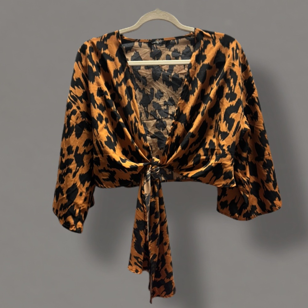 On Trend! Animal Print Tie Front Crop Top Size Medium EUC